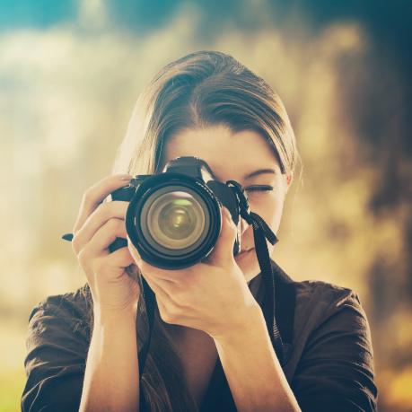 Mulher com maquina fotográfica